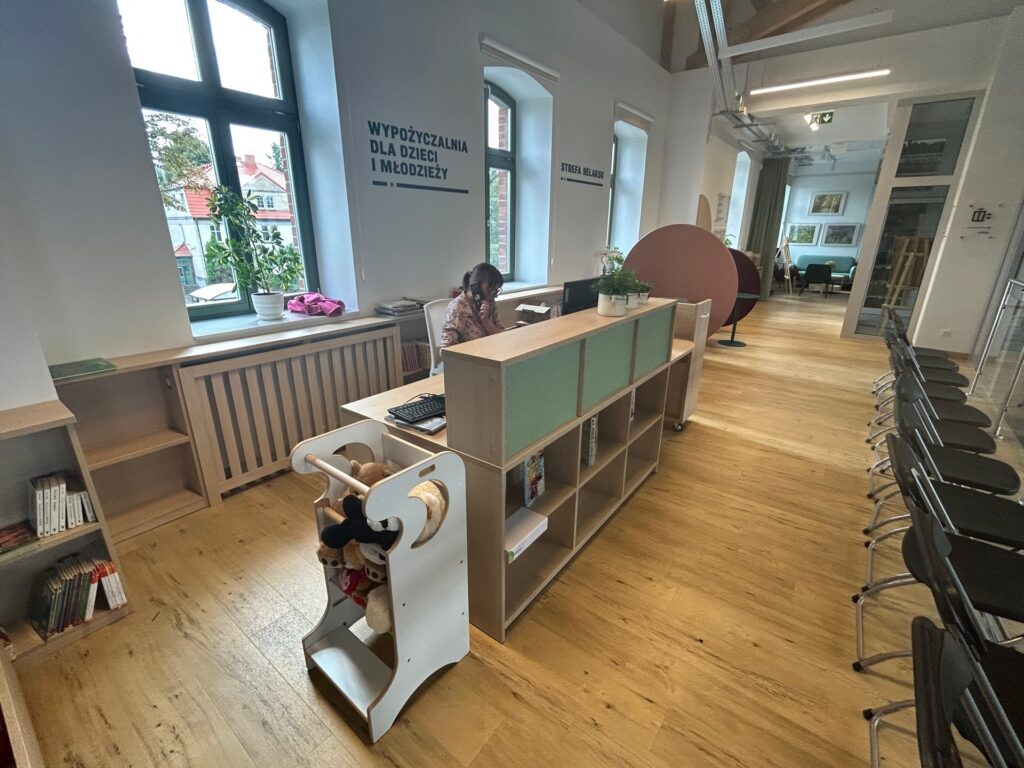 Biblioteka w Pobiedziskach, nowoczesne meble