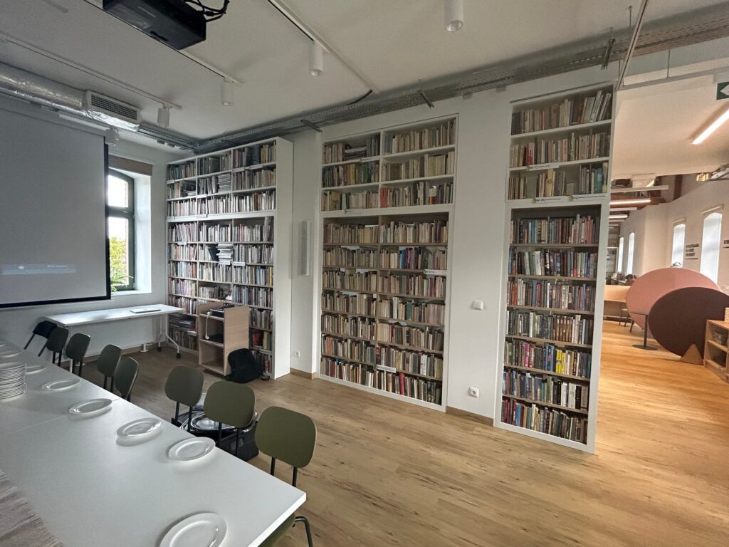 Biblioteka w Pobiedziskach, nowoczesne meble