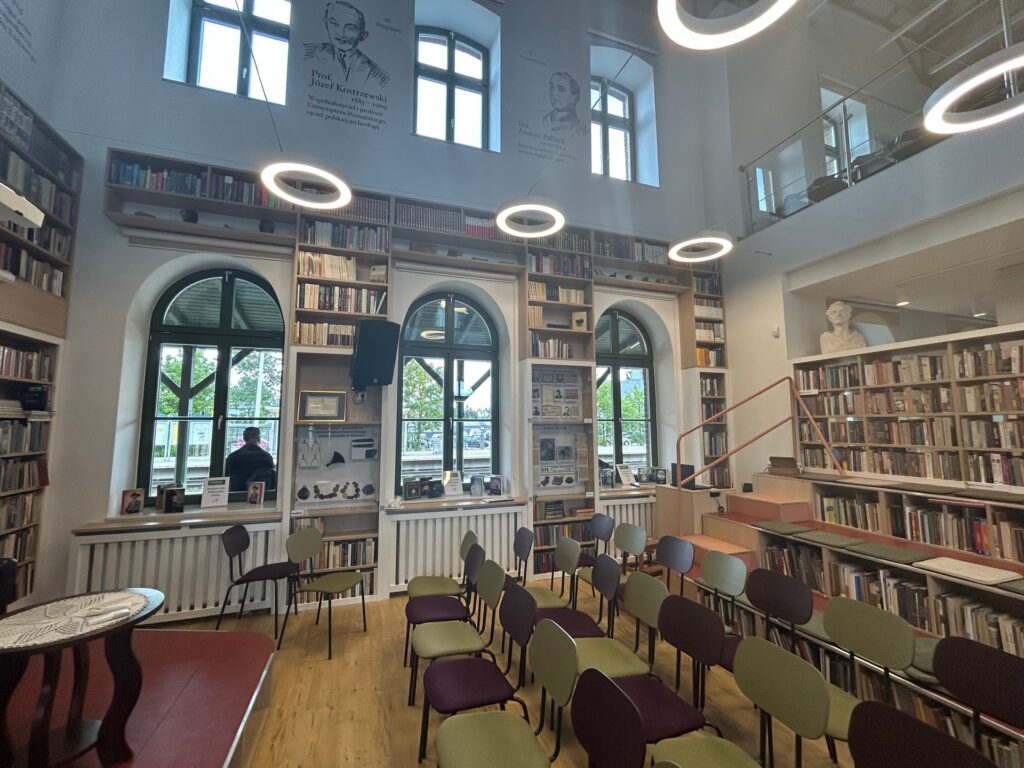 Biblioteka w Pobiedziskach, nowoczesne meble