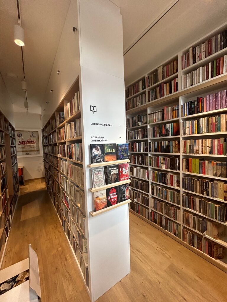 Biblioteka w Pobiedziskach, nowoczesne meble