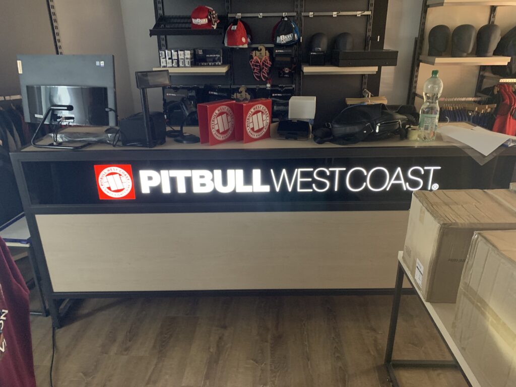 aranżacja sklepów Pitbull