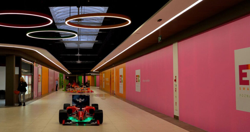 druk i montaż folii samoprzylepnych