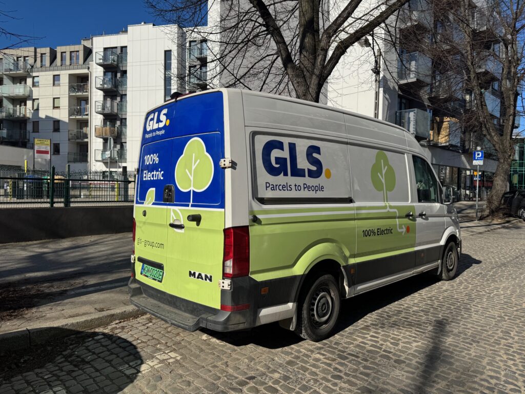 Grafiki na elektryczną flotę GLS – produkcja i przygotowanie do aplikacji
