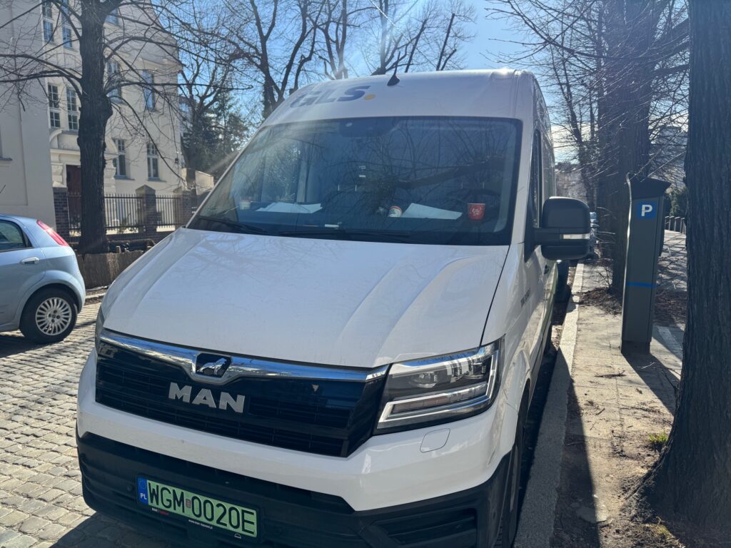 Grafiki na elektryczną flotę GLS – produkcja i przygotowanie do aplikacji